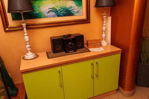 a radio sitting on top of a cabinet with two lamps at B&B VILLA BELLA in Catanzaro