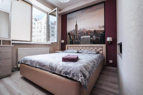 ein Schlafzimmer mit einem großen Fenster und einem Bett in der Unterkunft Testimiteanu Two in Chişinău