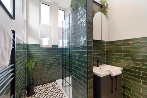 Et badeværelse på New! Stylish 2BR in Gladstone