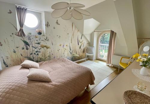 a bedroom with a bed with a flowery wallpaper at AppartCosy 20 Maison proche "La Régalante" in Landavran
