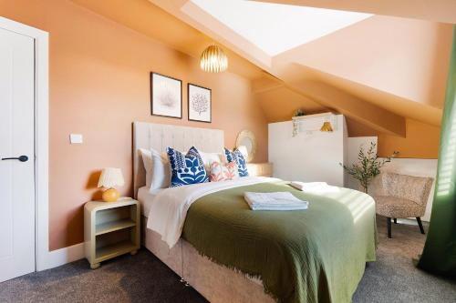 En eller flere senge i et værelse på New! Stylish 2BR in Gladstone