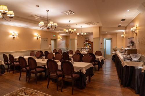 a banquet room with tables and chairs in a restaurant at Hotel Ptuj in Ptuj