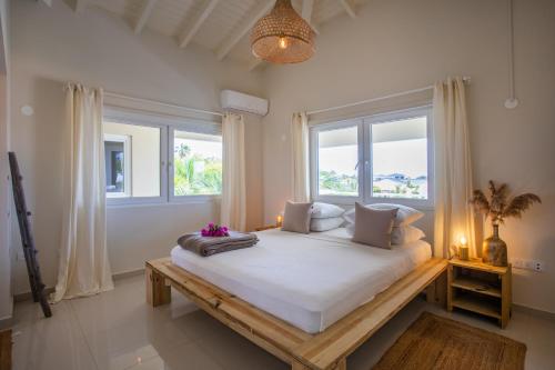 Ένα ή περισσότερα κρεβάτια σε δωμάτιο στο De Vos Apartments met zwembad, op loopafstand van Jan Thiel