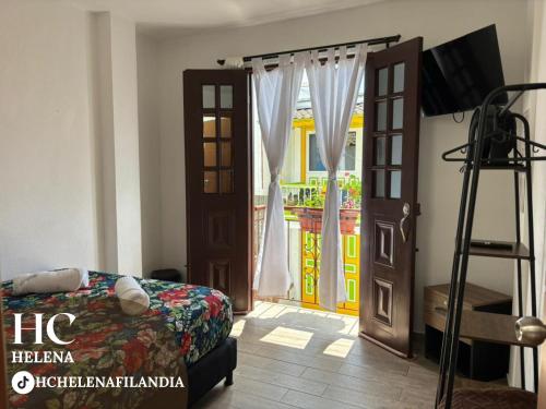 een slaapkamer met een bed en een open deur bij HC Helena in Filandia