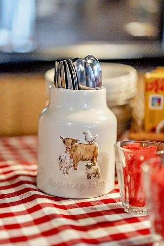 Ein Einmachglas mit Tiermotiven darauf stand auf einem Tisch. in der Unterkunft Cub Bedroom One in Eastdean