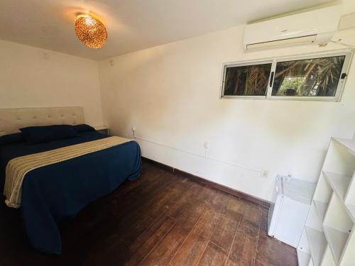 een slaapkamer met een bed en een raam bij Posada Punta del Este in Punta del Este