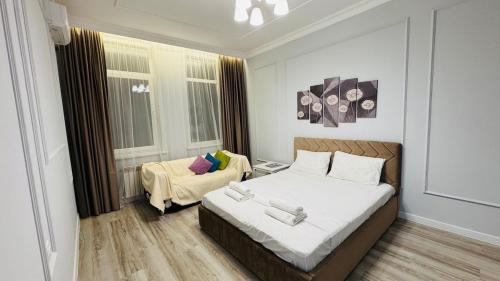 Ένα ή περισσότερα κρεβάτια σε δωμάτιο στο Красивые апартаменты на ЭКСПО