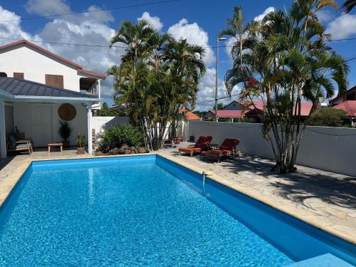 Hồ bơi trong/gần Chambre et Bungalow confort vue piscine