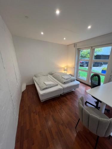 Postel nebo postele na pokoji v ubytování Rooms in quiet Black Courtyard Apartment