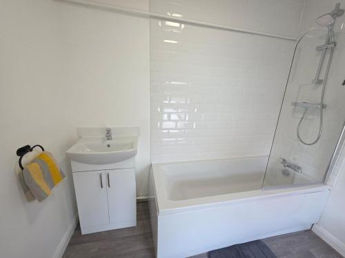 Koupelna v ubytování Modern 2-Bed Home With Free Parking Sleeps 5