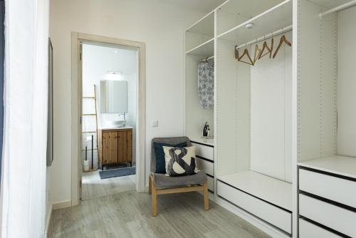 - un dressing avec une chaise et un miroir dans l'établissement Marggisa - City Center by HD, à Faro