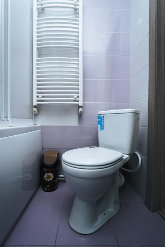 łazienka z białą toaletą i wanną w obiekcie Testimiteanu Two w Kiszyniowie