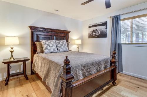 ein Schlafzimmer mit großem Bett und Fenster in der Unterkunft Pinetop-Lakeside Cabin, Walk to Woodland Lake Park in Pinetop-Lakeside