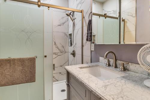 ein Badezimmer mit Waschbecken und Dusche in der Unterkunft Pinetop-Lakeside Cabin, Walk to Woodland Lake Park in Pinetop-Lakeside