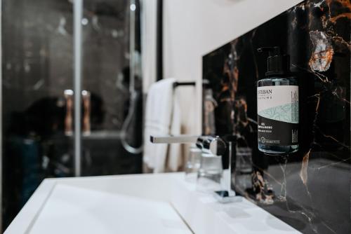 Ένα μπάνιο στο Logis - Hostellerie Saint-Louis & Restaurant Pauze