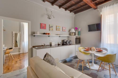 Kuchyň nebo kuchyňský kout v ubytování RomExperience Borgo Pio