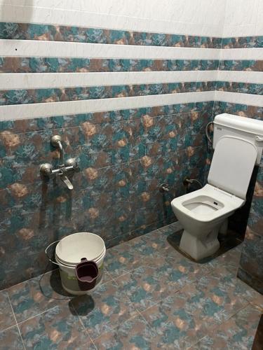 Ένα μπάνιο στο Hotel Shiv Mahima