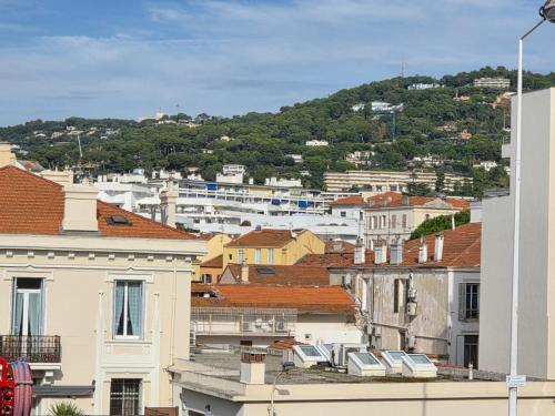 Een algemene foto van Cannes of een uitzicht op de stad vanuit het appartement
