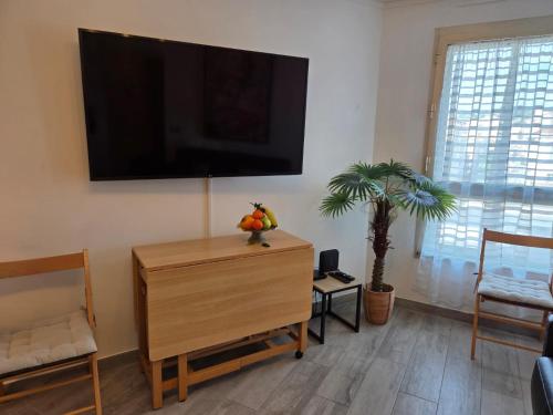 Een TV en/of entertainmentcenter bij Étoile Riviera - Studio 2P, Centre, Plages & Palais
