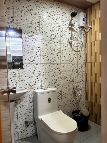 ein Badezimmer mit Toilette und Waschbecken in der Unterkunft Bayay Tayuha 2BR island work home WiFi with UPS in General Luna