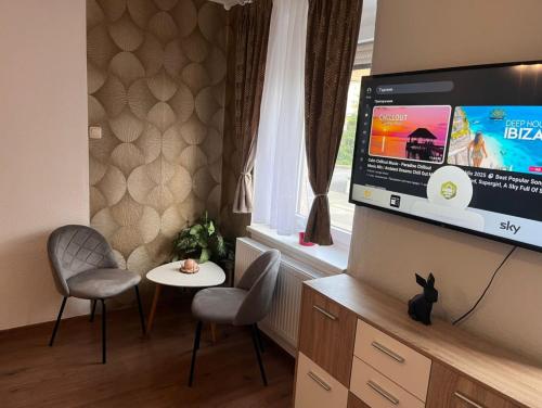 Una televisión o centro de entretenimiento en Gästehaus