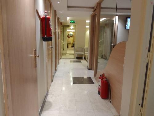 a hallway with a fire extinguisher on the wall at فندق ضيف العزيزية in Ajyad