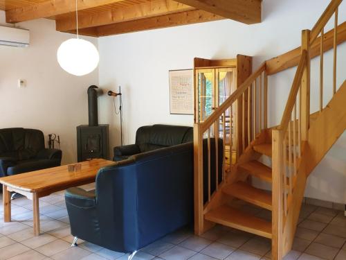 ein Wohnzimmer mit einem Holztisch und einer Treppe in der Unterkunft Natur Ferienpark 29 - Typ C in Nieheim