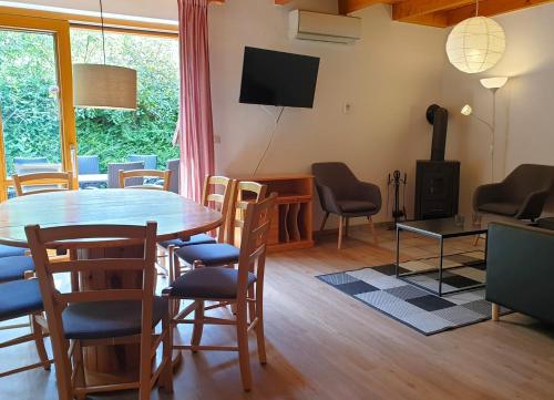 TV a/nebo společenská místnost v ubytování Natur Ferienpark 15 - Typ B