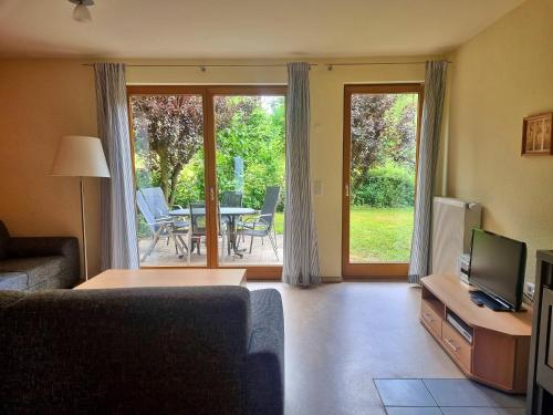 TV a/nebo společenská místnost v ubytování Natur Ferienpark 32 - App D