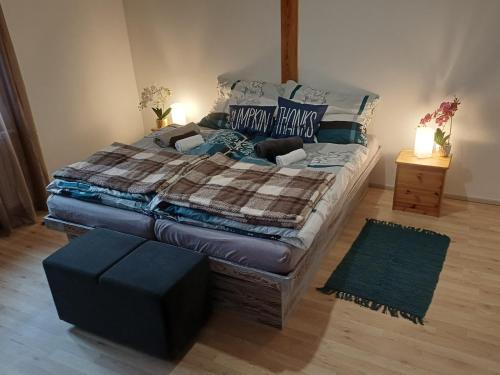 Ένα ή περισσότερα κρεβάτια σε δωμάτιο στο Podhradí 24