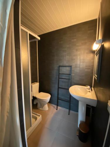 a bathroom with a toilet and a sink at Auberge Les Bastides 