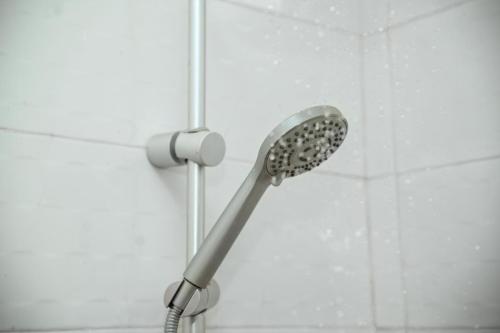 KartungにあるHomeの浴室のシャワーヘッド付きシャワー