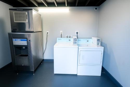 a kitchen with a refrigerator and a dishwasher at Hillsboro Inn & Suites in Hillsboro