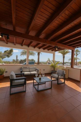 Balkón nebo terasa v ubytování Luxury house with private barbecue and VIP services