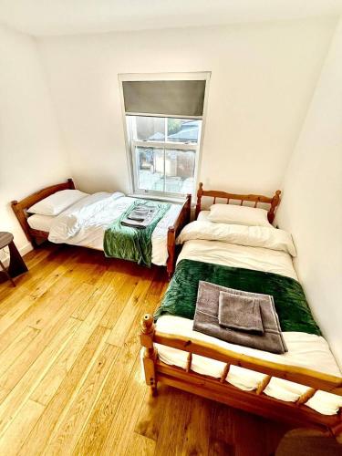 Postel nebo postele na pokoji v ubytování Cambridge Cozy Retreat House 2 Bedrooms 5 sleeping