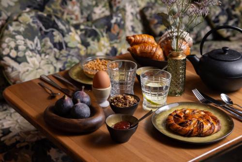 een houten tafel met borden eten bovenop bij 1.75 Paris La Trêve in Parijs