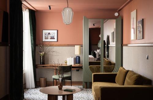 een woonkamer met een bank en een tafel bij 1.75 Paris La Trêve in Parijs