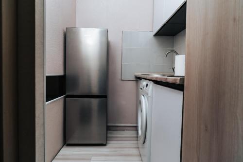 mała kuchnia ze stalową lodówką w obiekcie Testimiteanu Two w Kiszyniowie