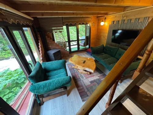 einen Blick über ein Wohnzimmer in einem winzigen Haus in der Unterkunft Ayder Elizan Dağ Evleri in Çamlıhemşin