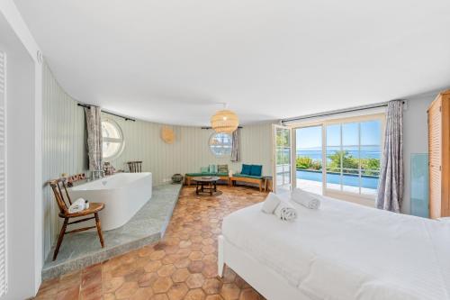 Habitación de hotel con bañera y dormitorio en Villa Clair Matin, en Thonon-les-Bains