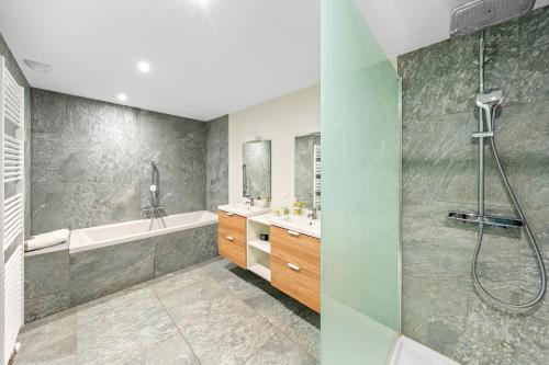 Un baño con ducha, bañera y lavabo. en Villa Clair Matin, en Thonon-les-Bains