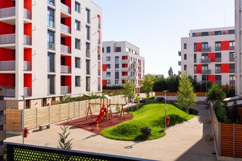 ein Apartmentkomplex mit Spielplatz und Gebäuden in der Unterkunft Sika Opulent Grand Apartment in Arad