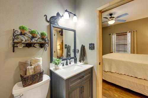 Un baño con lavabo, espejo y cama. en Jefferson Vacation Rental with Golf Cart!, en Jefferson