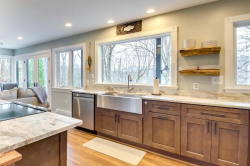 Kuchyň nebo kuchyňský kout v ubytování Modern Nellysford Getaway on 40 Private Acres!