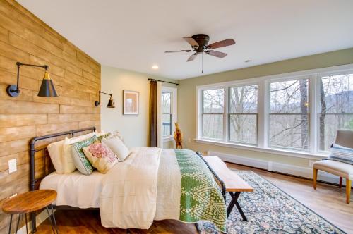 Postel nebo postele na pokoji v ubytování Modern Nellysford Getaway on 40 Private Acres!