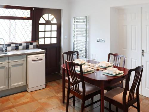 チェプストウにあるRadford Retreatのダイニングルーム(テーブル、椅子付)、キッチン