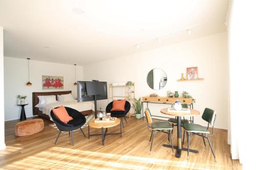 Телевизор и/или развлекательный центр в וילה מעגל השמש