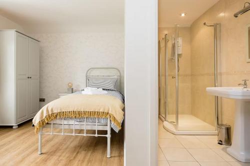 Et badeværelse på Luxury 2 bedroom cottage overlooking the River Wye