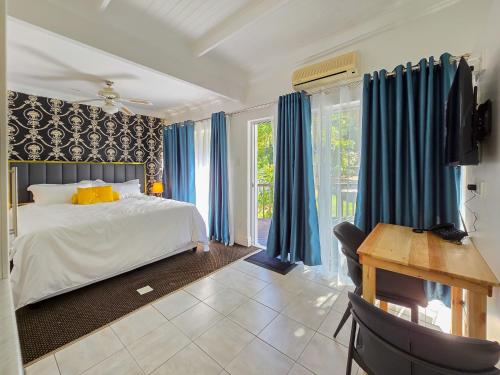 una camera da letto con un letto con tende blu e una scrivania di On The Moon Hospitality and Conference Facility a East London