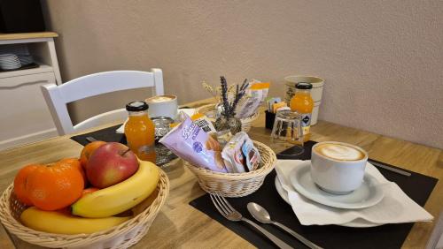 een tafel met twee fruitmanden en een kop koffie bij Il Bivio in Correggi